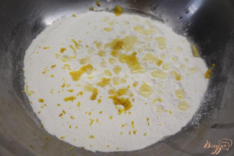 Фото приготовление рецепта: Легкое белковое печенье с лимоном шаг №1