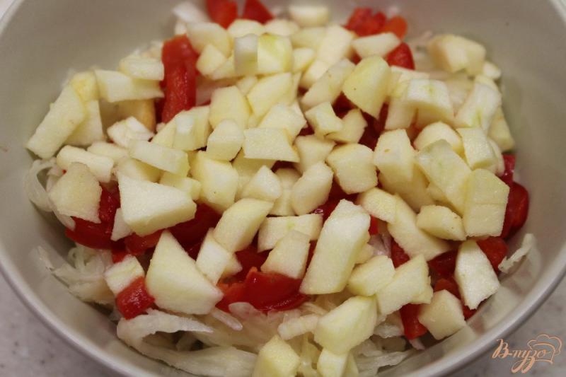 Фото приготовление рецепта: Салат из квашенной капусты с перцем и яблоком шаг №3