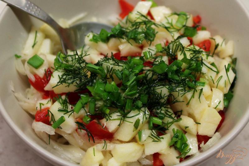 Фото приготовление рецепта: Салат из квашенной капусты с перцем и яблоком шаг №4