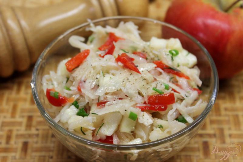 Фото приготовление рецепта: Салат из квашенной капусты с перцем и яблоком шаг №5