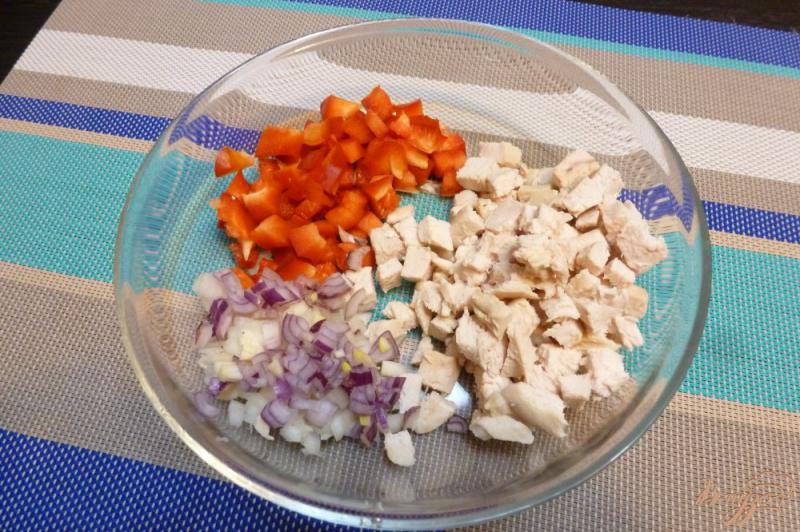 Фото приготовление рецепта: Салат с куриной грудкой и сладким перцем шаг №1