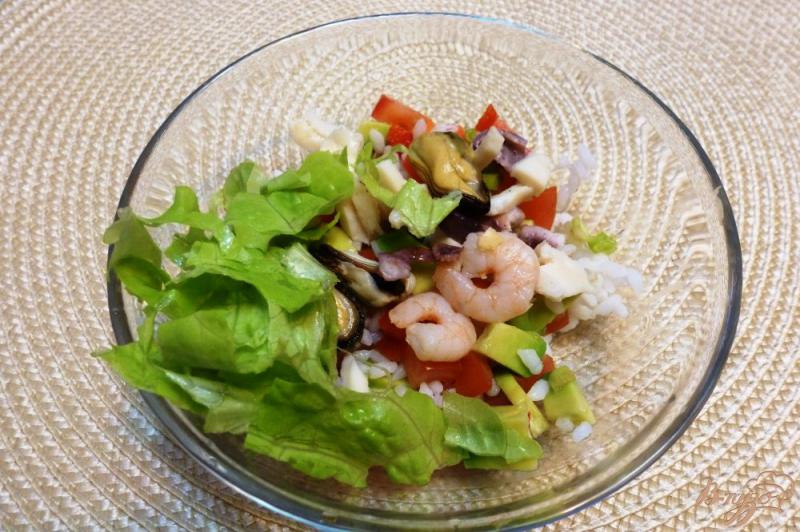 Фото приготовление рецепта: Морской салат-коктейль с авокадо и рисом шаг №2