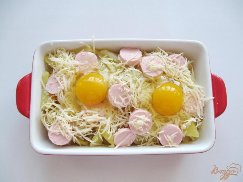 Фото приготовление рецепта: Картофель с сосисками и сыром в духовке шаг №4
