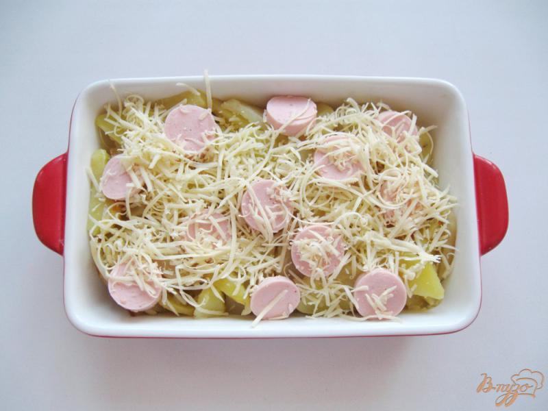Фото приготовление рецепта: Картофель с сосисками и сыром в духовке шаг №3
