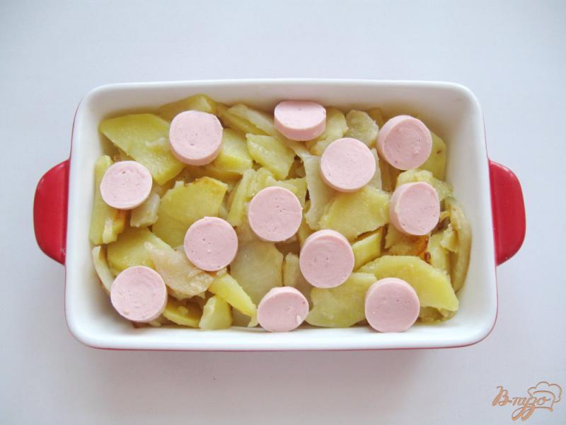 Фото приготовление рецепта: Картофель с сосисками и сыром в духовке шаг №2