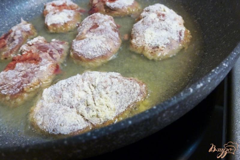 Фото приготовление рецепта: Жаренная куриная печень, маринованная в сметане шаг №4