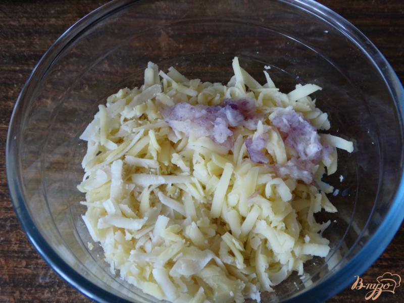 Фото приготовление рецепта: Картофельная запеканка с сыром на сковороде шаг №2
