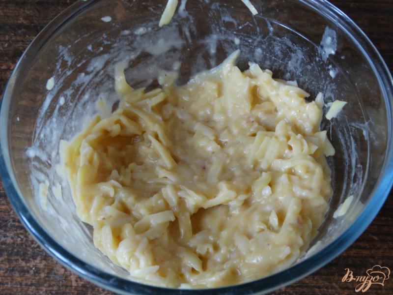 Фото приготовление рецепта: Картофельная запеканка с сыром на сковороде шаг №3