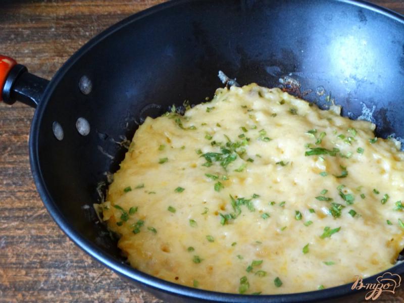 Фото приготовление рецепта: Картофельная запеканка с сыром на сковороде шаг №6