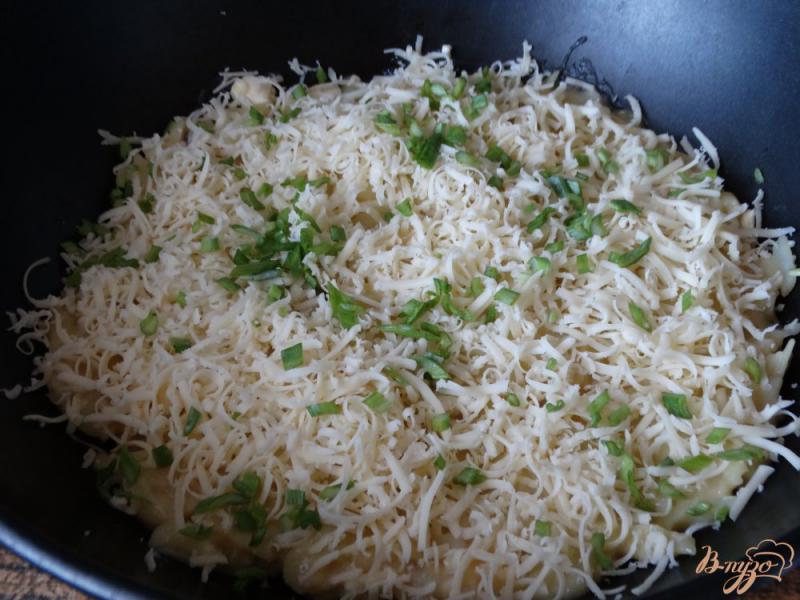 Фото приготовление рецепта: Картофельная запеканка с сыром на сковороде шаг №5
