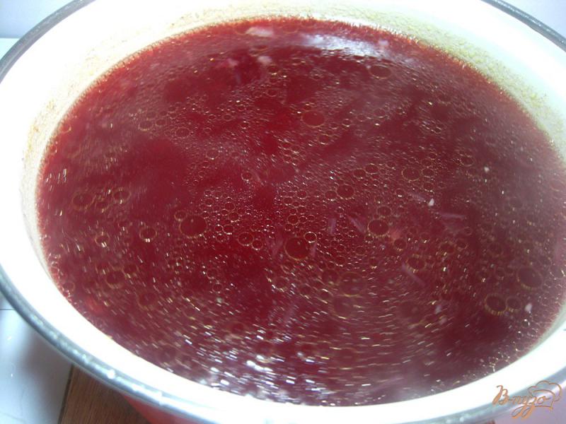 Фото приготовление рецепта: Борщ с краснокачанной капустой и фасолью шаг №6