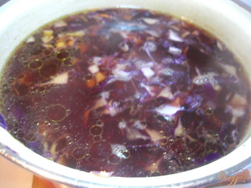 Фото приготовление рецепта: Борщ с краснокачанной капустой и фасолью шаг №9