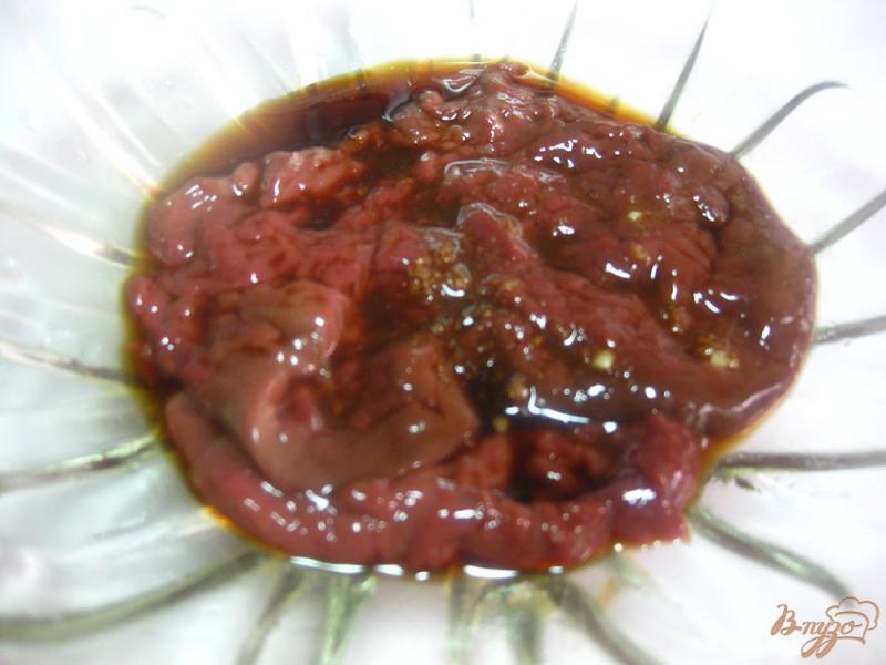 Фото приготовление рецепта: Отбивные  из печени индейки с имбирем в соевом соусе шаг №4