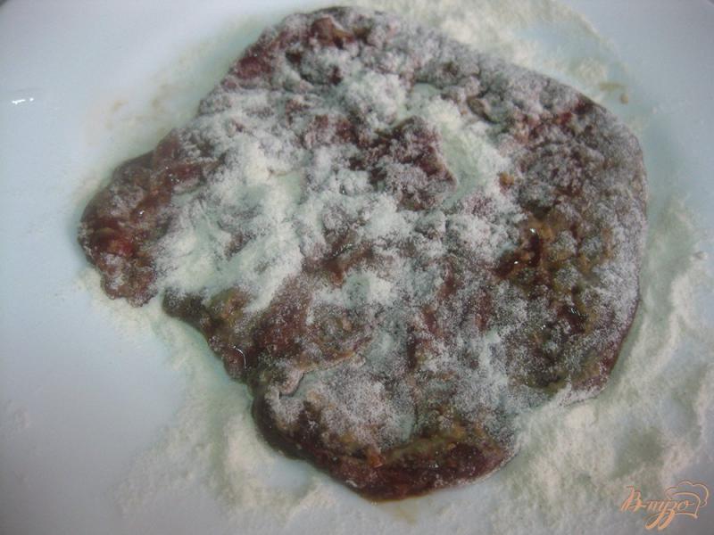 Фото приготовление рецепта: Отбивные  из печени индейки с имбирем в соевом соусе шаг №5