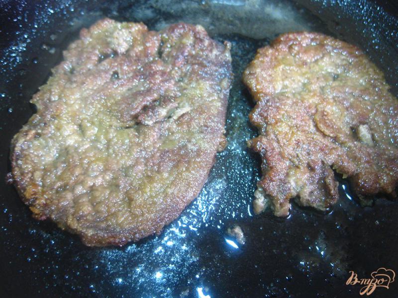 Фото приготовление рецепта: Отбивные  из печени индейки с имбирем в соевом соусе шаг №7