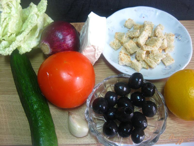Фото приготовление рецепта: Овощной салат с маслинами и плавленым сыром шаг №1