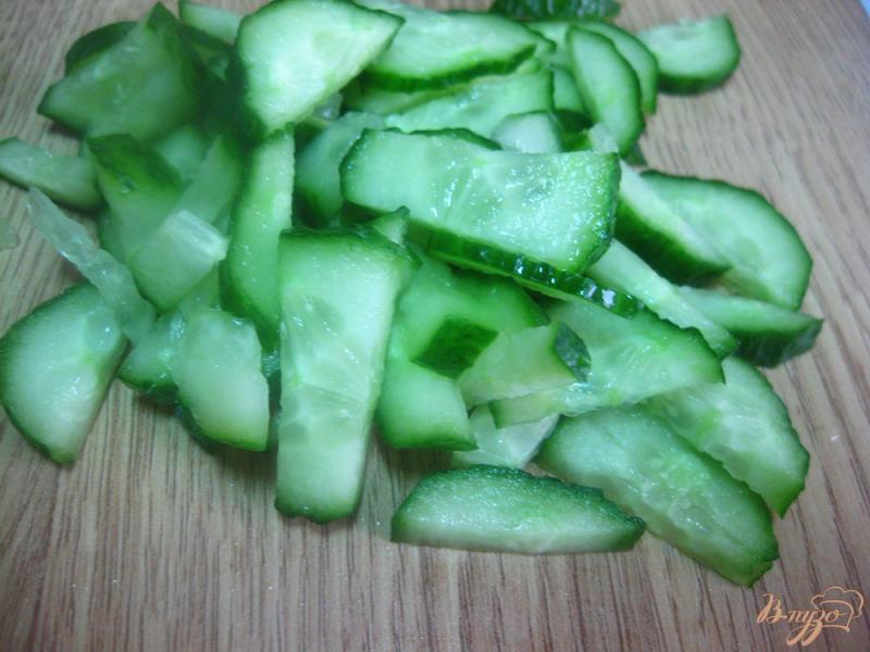 Фото приготовление рецепта: Овощной салат с маслинами и плавленым сыром шаг №5