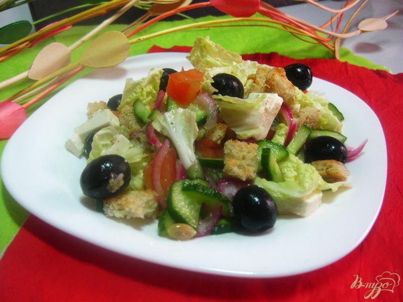 Фото приготовление рецепта: Овощной салат с маслинами и плавленым сыром шаг №11