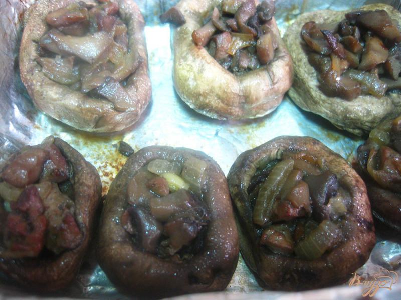 Фото приготовление рецепта: Шампиньоны фаршированные печенью под сырной шапкой шаг №10