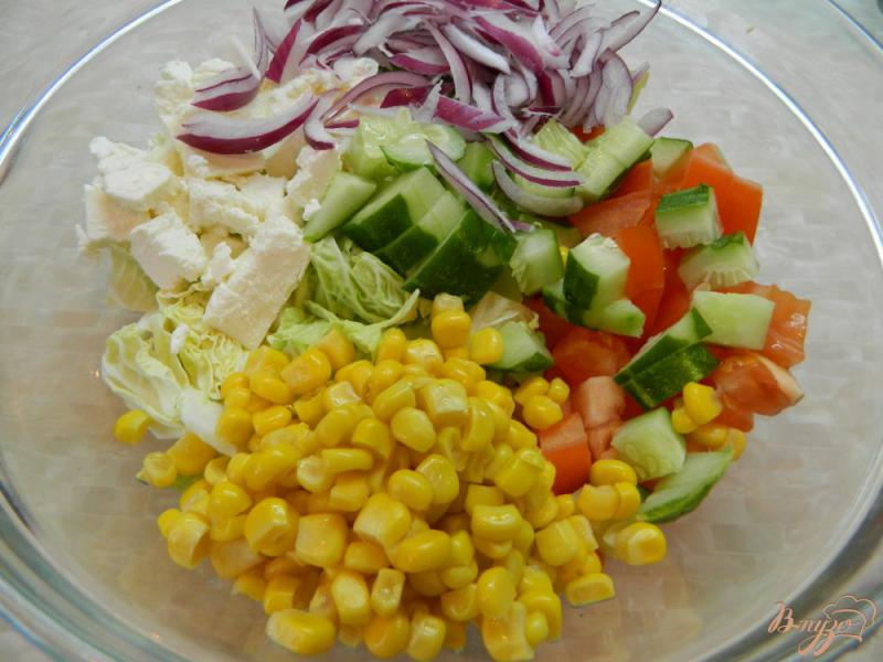 Фото приготовление рецепта: Салат из пекинской капусты с кукурузой и фетой шаг №5