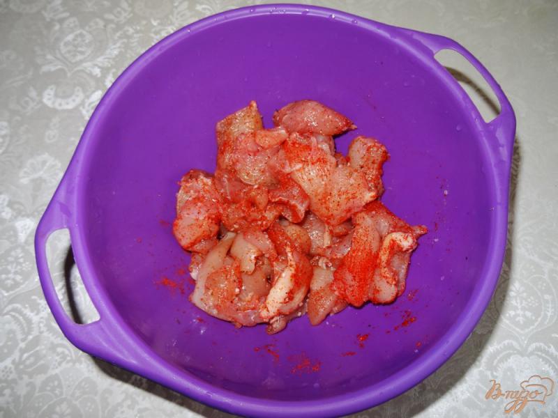 Фото приготовление рецепта: Куриное филе, тушеное с тыквой и айвой шаг №1