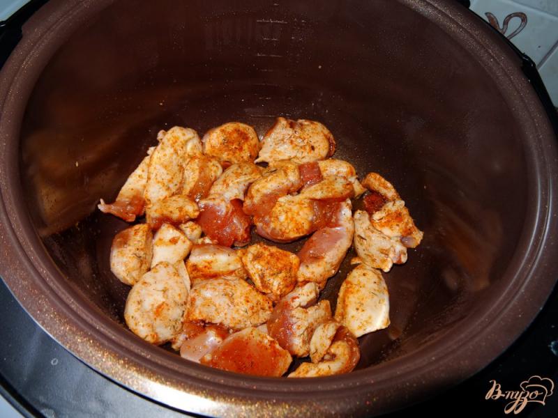 Фото приготовление рецепта: Куриное филе, тушеное с тыквой и айвой шаг №3