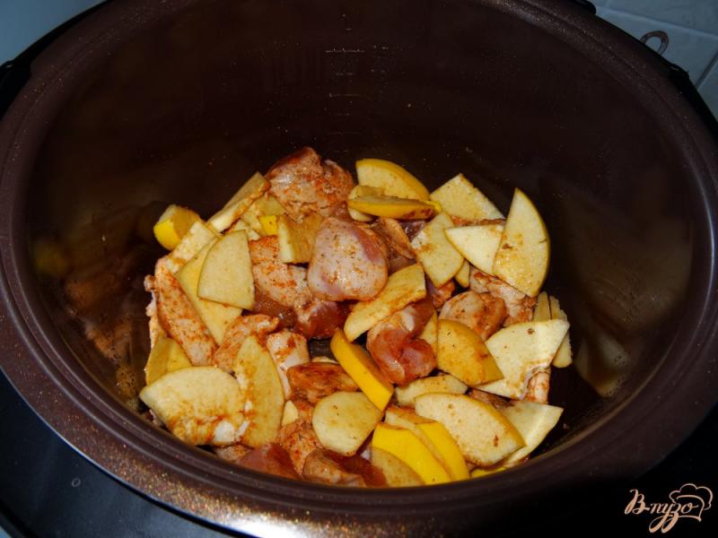 Фото приготовление рецепта: Куриное филе, тушеное с тыквой и айвой шаг №4