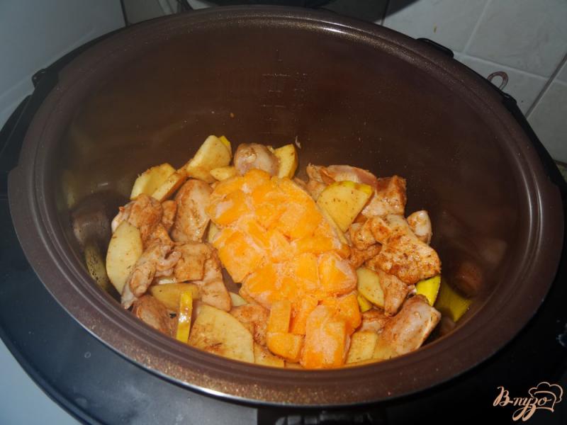 Фото приготовление рецепта: Куриное филе, тушеное с тыквой и айвой шаг №6