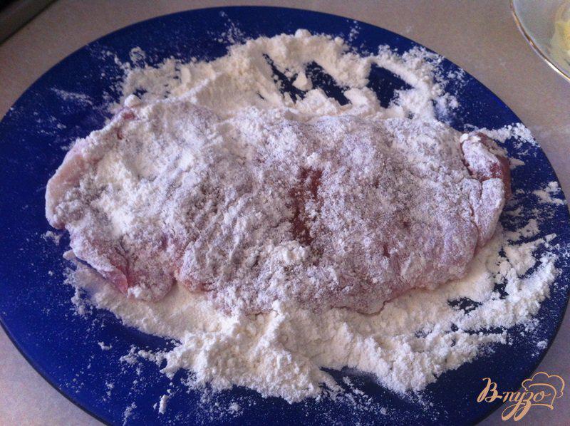 Фото приготовление рецепта: Свинина с ананасом и сыром под чесночной заправкой шаг №4