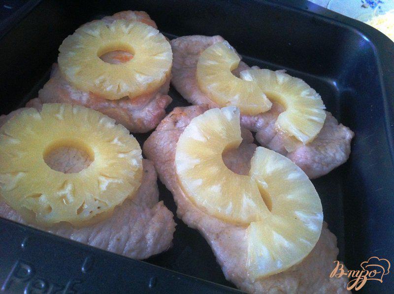 Фото приготовление рецепта: Свинина с ананасом и сыром под чесночной заправкой шаг №6