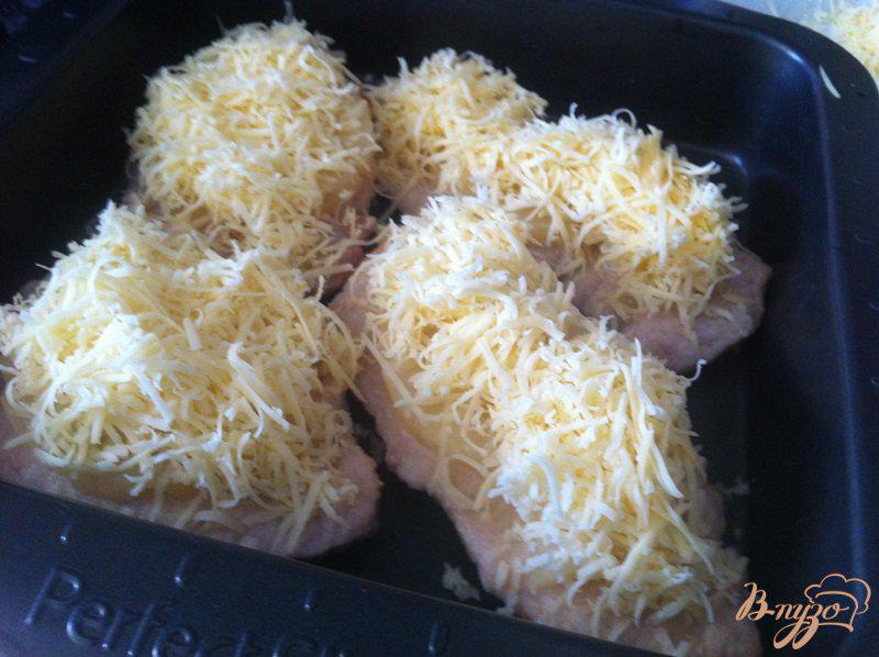 Фото приготовление рецепта: Свинина с ананасом и сыром под чесночной заправкой шаг №7