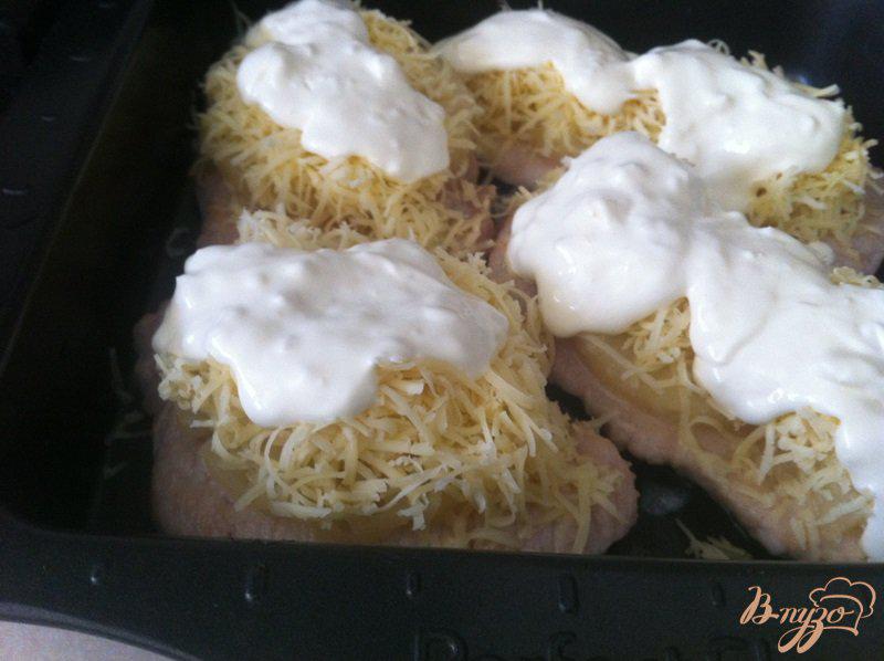 Фото приготовление рецепта: Свинина с ананасом и сыром под чесночной заправкой шаг №8