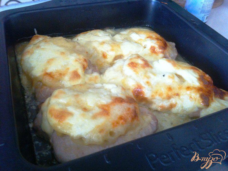 Фото приготовление рецепта: Свинина с ананасом и сыром под чесночной заправкой шаг №9