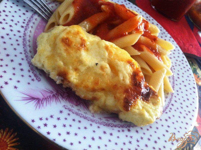 Фото приготовление рецепта: Свинина с ананасом и сыром под чесночной заправкой шаг №10