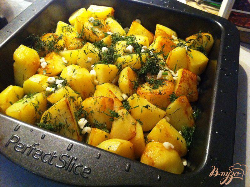 Фото приготовление рецепта: Картофель из духовки с чесноком и укропом шаг №5
