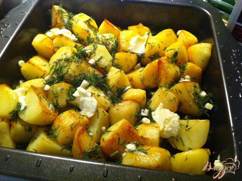 Фото приготовление рецепта: Картофель из духовки с чесноком и укропом шаг №6