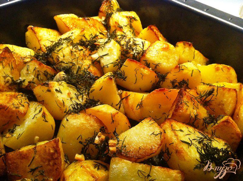 Фото приготовление рецепта: Картофель из духовки с чесноком и укропом шаг №7