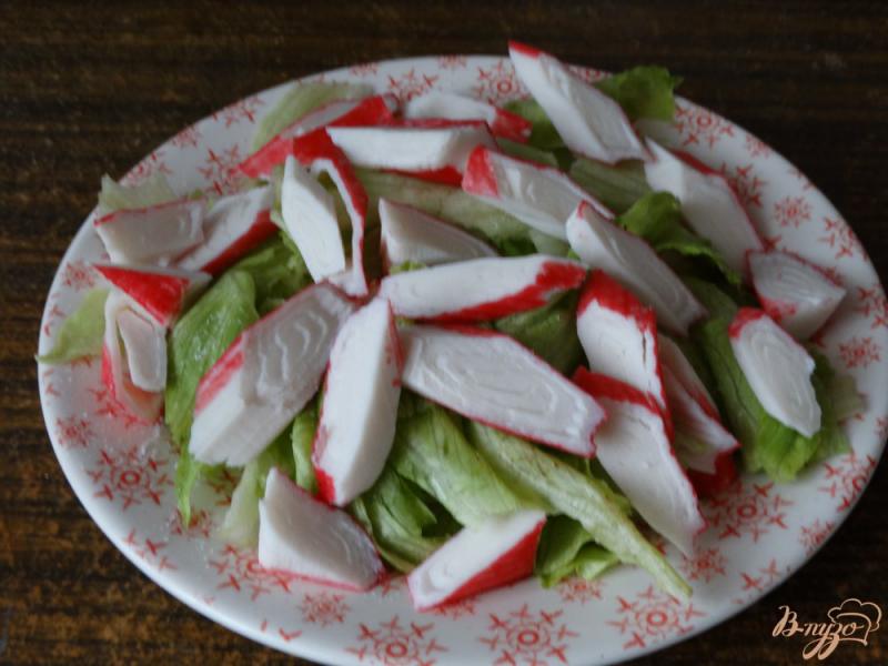 Фото приготовление рецепта: Салат с омлетом, крабовыми палочками и айсбергом шаг №2