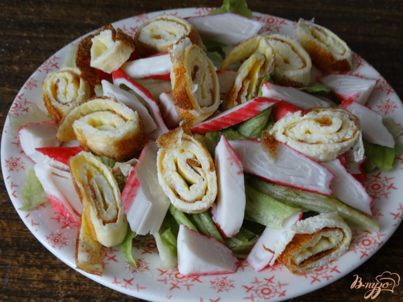 Фото приготовление рецепта: Салат с омлетом, крабовыми палочками и айсбергом шаг №4