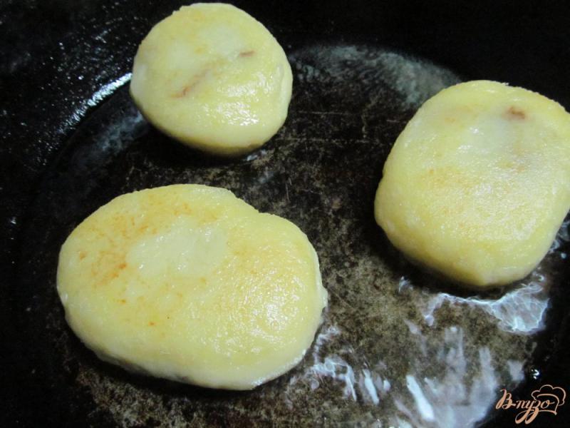 Фото приготовление рецепта: Картофельные котлеты с куриной печенью шаг №9