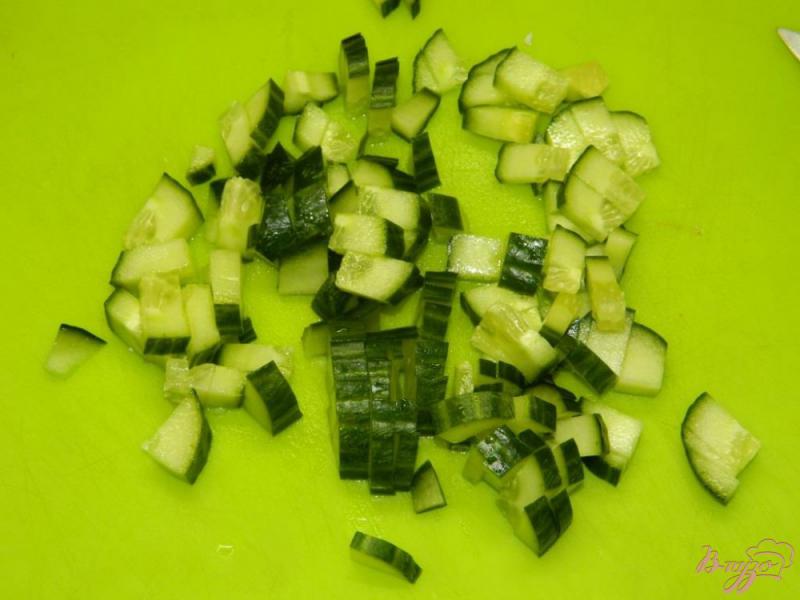 Фото приготовление рецепта: Салат с яблоком, огурцом и крабовым мясом шаг №3