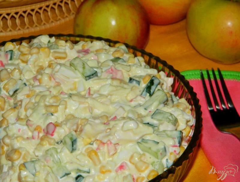 Фото приготовление рецепта: Салат с яблоком, огурцом и крабовым мясом шаг №5
