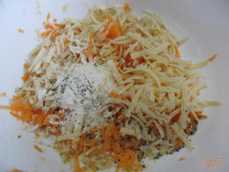 Фото приготовление рецепта: Драники из моркови с сельдереем шаг №3