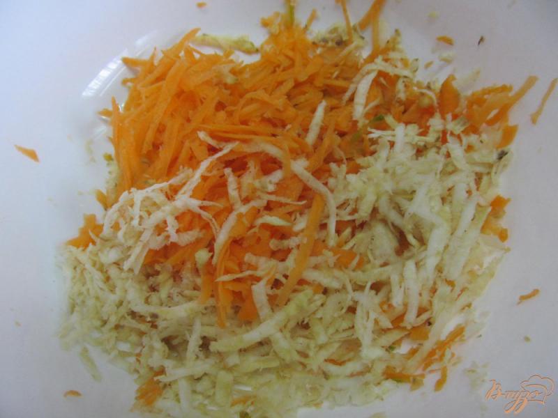 Фото приготовление рецепта: Драники из моркови с сельдереем шаг №2