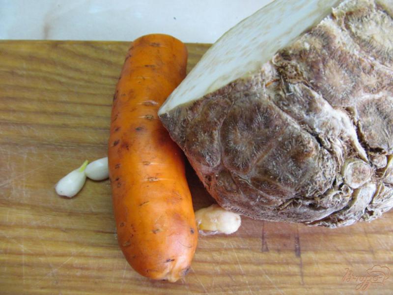 Фото приготовление рецепта: Драники из моркови с сельдереем шаг №1