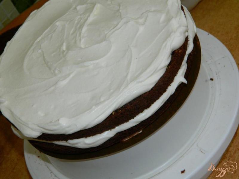 Фото приготовление рецепта: Шоколадный торт с клубникой шаг №7