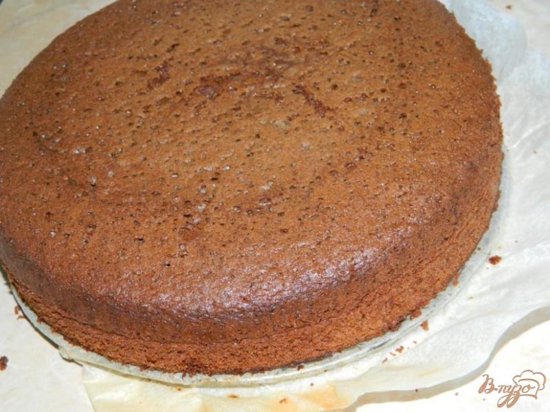 Фото приготовление рецепта: Шоколадный торт с клубникой шаг №3