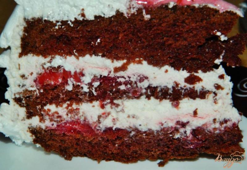 Фото приготовление рецепта: Шоколадный торт с клубникой шаг №9