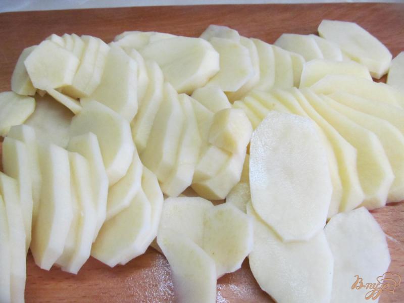 Фото приготовление рецепта: Жареный картофель с оливками шаг №1