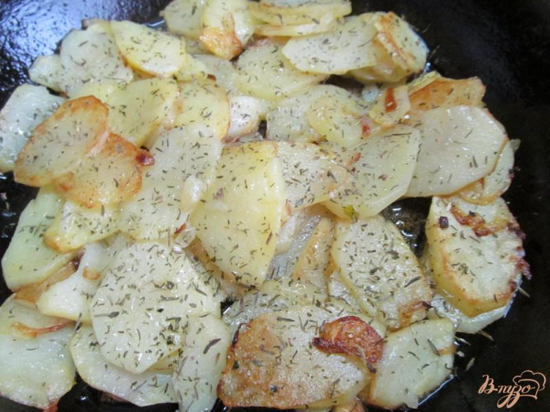 Фото приготовление рецепта: Жареный картофель с оливками шаг №4